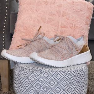 Adidas Ultimamotion Women’s shoe, size 7.5